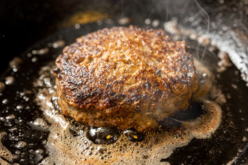 フライパンで焼くハンバーグ