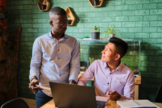 Office colleagues sharing opinions - Powered by Adobe