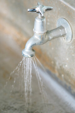 Vintage tap with spray nozzle