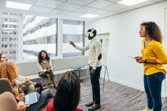 Collaborative team meeting with virtual reality presentation