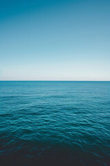 Obraz premium The ocean is calm and blue, with no waves or ripples
