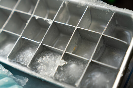 Defrosting ice cube maker