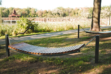 nowoczesny leżak w parku © wedding photography