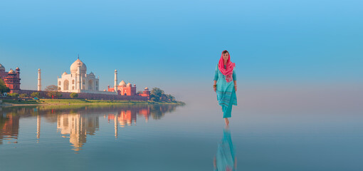 Young woman in traditional indian clothes walking on the water - Taj Mahal, Agra, İndia 