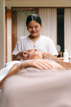 Facial therapist