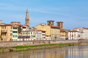 Fototapeta na wymiar The Arno River flowing through the city of Florence
