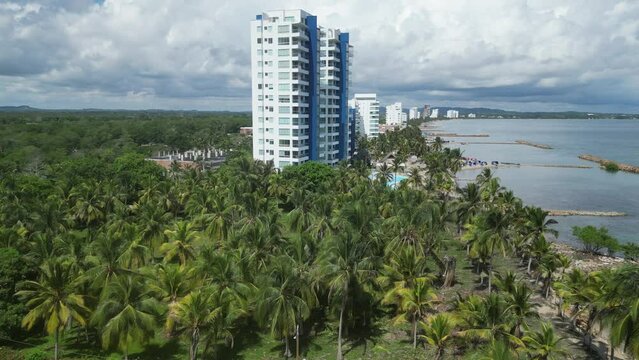 Playa con palmeras y edificios blancos en el caribe colombia