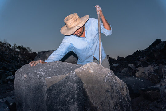 Labor in extraction mine