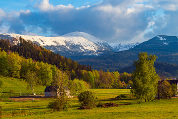 Wiosenny krajobraz Karkonoszy i zaśnieżona Śnieżka -  Dolny Śląsk © krzys ser