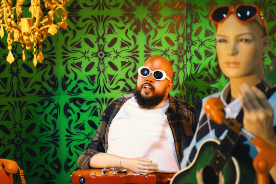 Mannequin Guitarist and Singer 