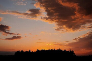 Zachód słońca z horyzontem i soczystymi chmurami