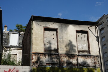 Maison insalubre murée qui va être démolie
