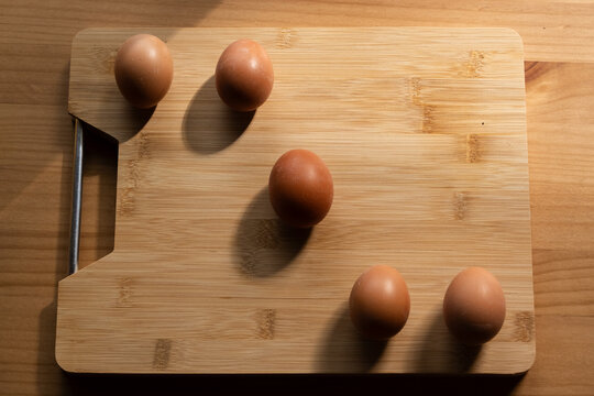 Eggs on desk on the table.