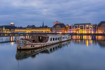 Obraz premium Old ship in the serene waters of Osthafen, a former industrial port on the Spree in Berlin