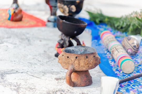 Pre-Hispanic ceremony: clay censers.