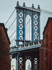 Fototapeta premium a tall bridge over a street next to a building and a traffic light