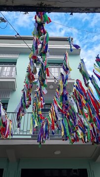 Vistosos trozos de tela cuelgan en una callejuela del casco antiguo de panama.