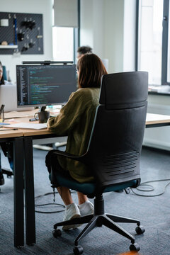 A female programmer in the office