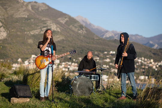 Musicans playing trip hop in nature