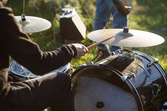 Play drum kit outdoors