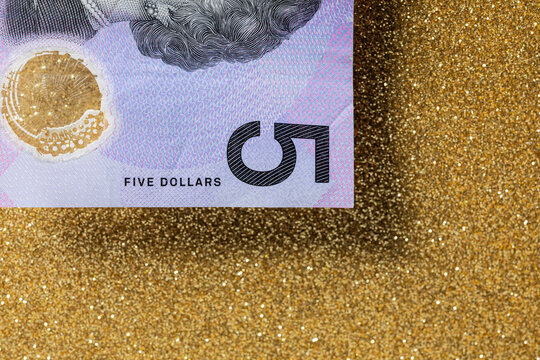 A purple five Australian dollars bill