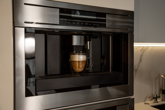 Integrated built-in coffee machine with glass cup