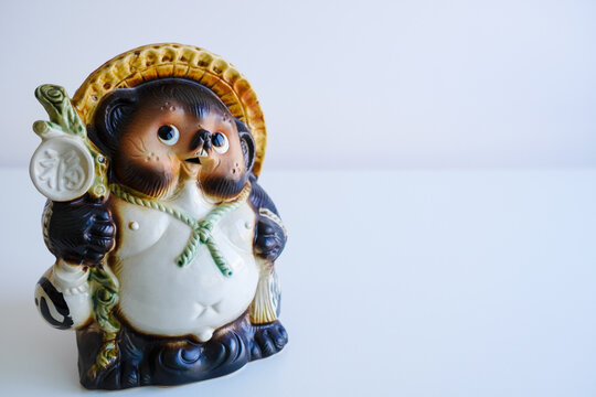 白背景の信楽焼のかわいいタヌキ　コピースペース