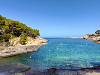 Blick von der Bucht Cala Aiguafreda aufs Meer, türkisfarbenem Wasser des Mittelmeers zwischen Sa...