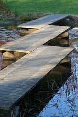 Pretty wooden footbridge in a park - Jolie passerelle en bois dans un parc