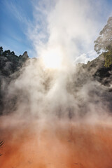 地下から湧き出る温泉と湯気