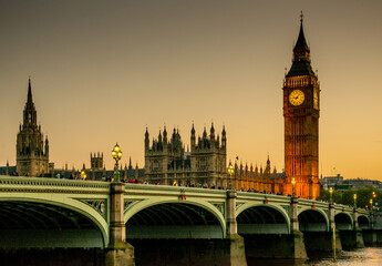 Fototapeta premium Big Ben em Londres com vista do Rio Tâmisa e a ponte Westminster Bridge