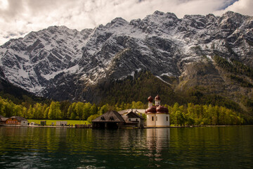 Fototapeta premium Blick über den Königssee Richtung St. Bartholomä im Hintergrund der Watzmann
