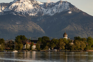 Blick zum Campanile auf der Fraueninsel mit schneebedeckten Bergen im Hintergrund