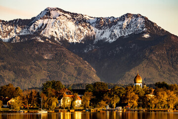 Blick zum Campanile auf der Fraueninsel mit schneebedeckten Bergen im Hintergrund