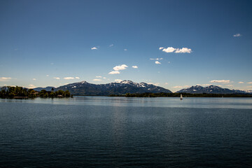 Blick über den Chiemsee mit Segelboot