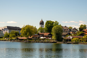 Fototapeta premium Blick über den Chiemsee zur Fraueninsel mit dem berühmten Campanile