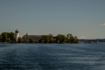 Obraz premium Blick über den Chiemsee zur Fraueminsel