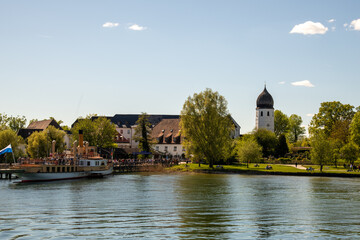 Frühling am Chiemsee mit Blick zur Fraueninsel und dem berühmten Campanile