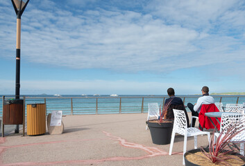 Des gens assis en terrasse face à la mer à Perros-Guirec - Bretagne France