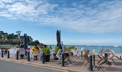 Des gens assis en terrasse face à la mer à Perros-Guirec - Bretagne France
