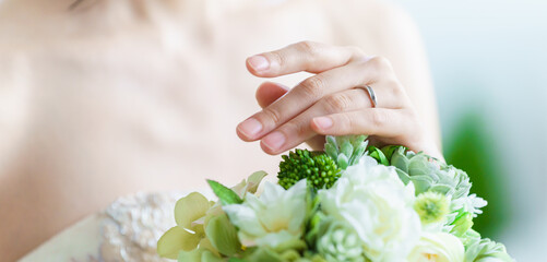 結婚指輪　婚約指輪を付ける花嫁
