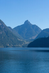 Obraz premium Large pointed mountain peak at the end of an ocean cove