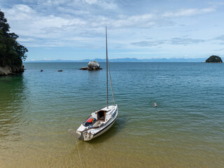 Obraz premium Yatch at the waters edge in Split Apple Rock, Tasman, New Zealand.