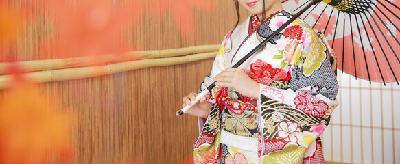 白い着物を着て和傘をさす美しい女性