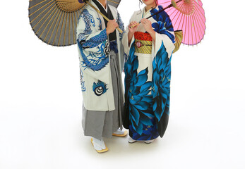 着物を着て和傘をさしたたずむ女性と男性