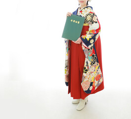 卒業式に袴を着る少女