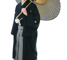黒紋付きの着物を着て和傘をさす男性