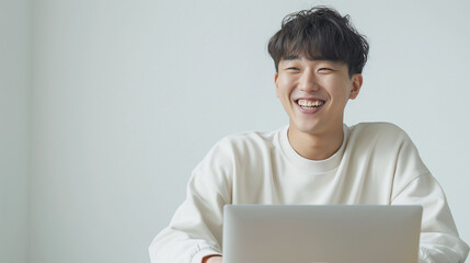 笑顔でデスクワークをこなす若い男性 - 在宅ワークとオフィスでの作業シーン_白バック