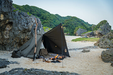 ソロキャンプ ティピーテント 一人テント 野営 無骨 大自然 海辺 空