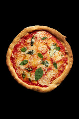 Pizza margarita artesanal en fondo negro